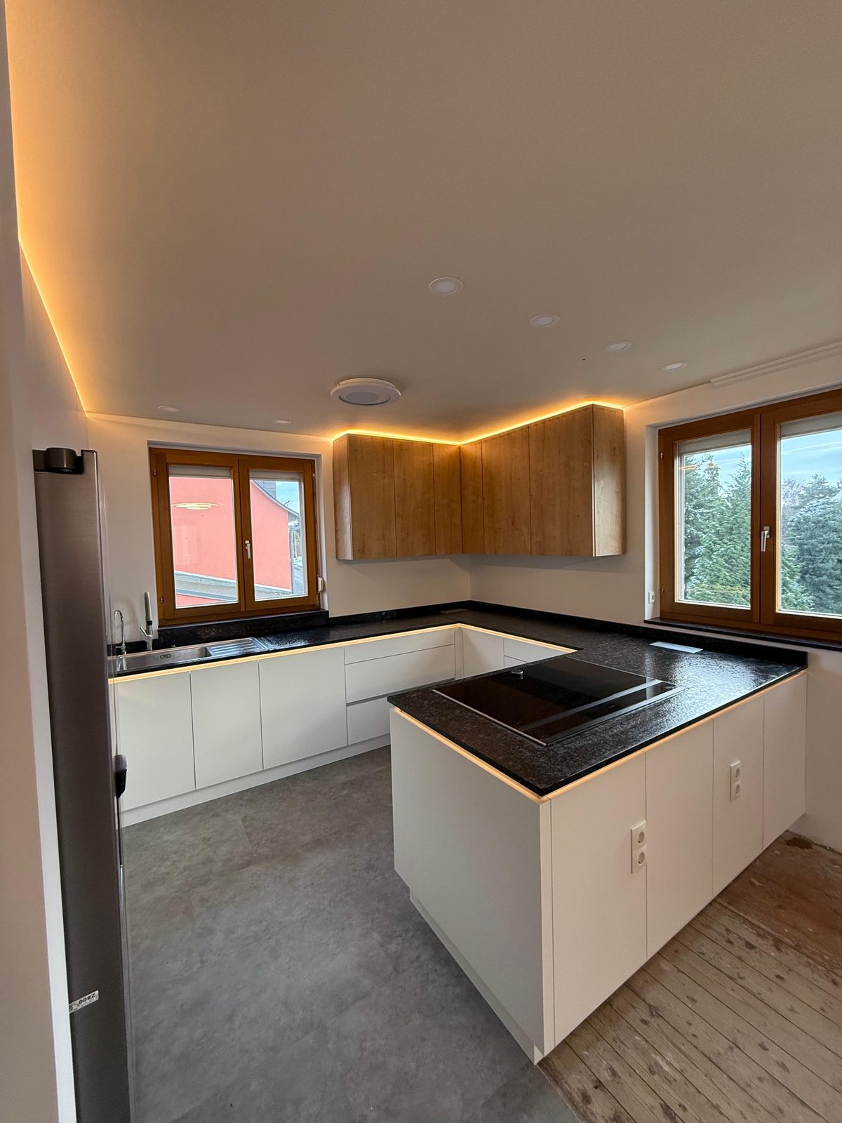 Küche von Tischlerei 71 – Moderne Hochglanz-Küche mit Granit (1)