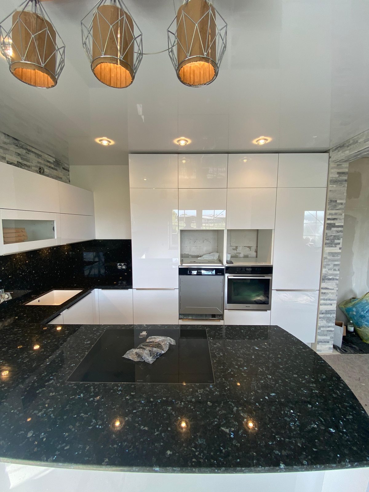 Küche von Tischlerei 71 – Moderne Hochglanz-Küche mit Granit (2)