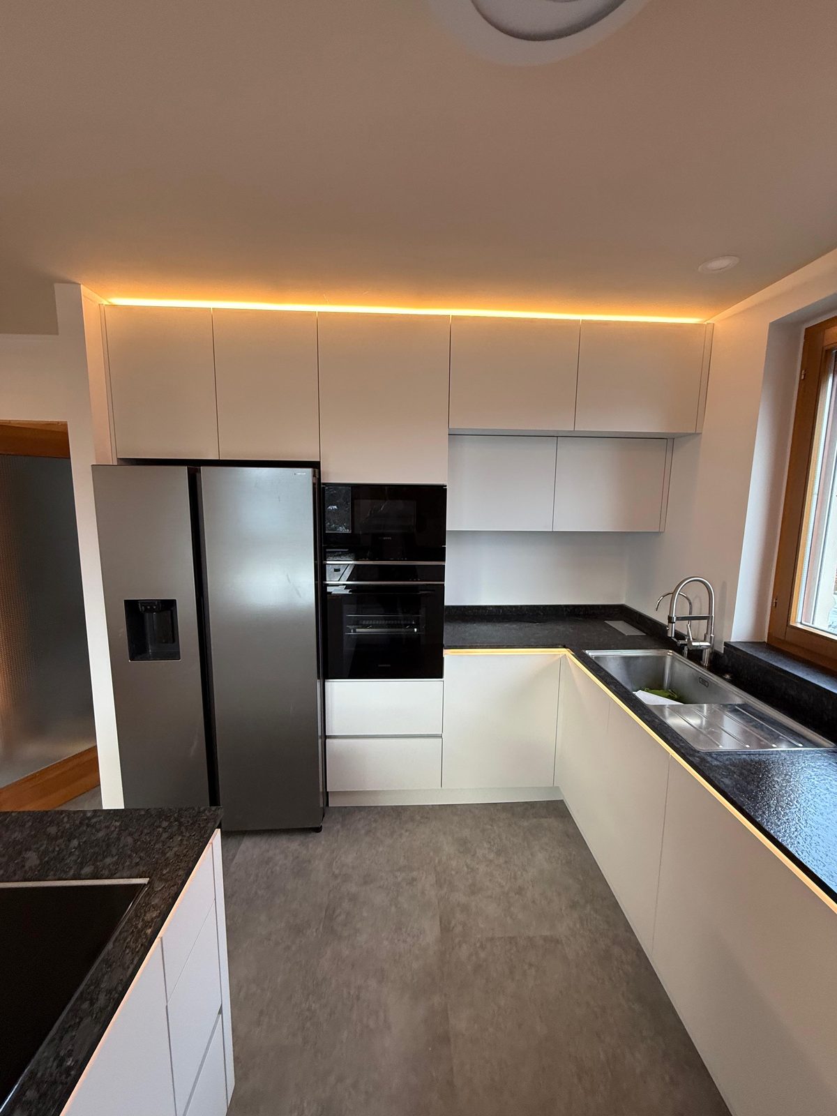 Küche von Tischlerei 71 – Moderne Design-Küche in Weiß (3)