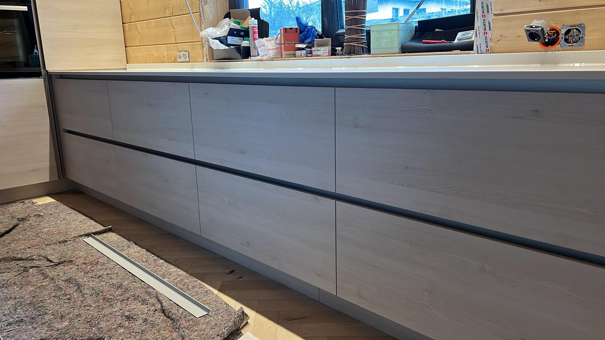 Küche von Tischlerei 71 – Grifflose Küche in Weiß & Holz (1)