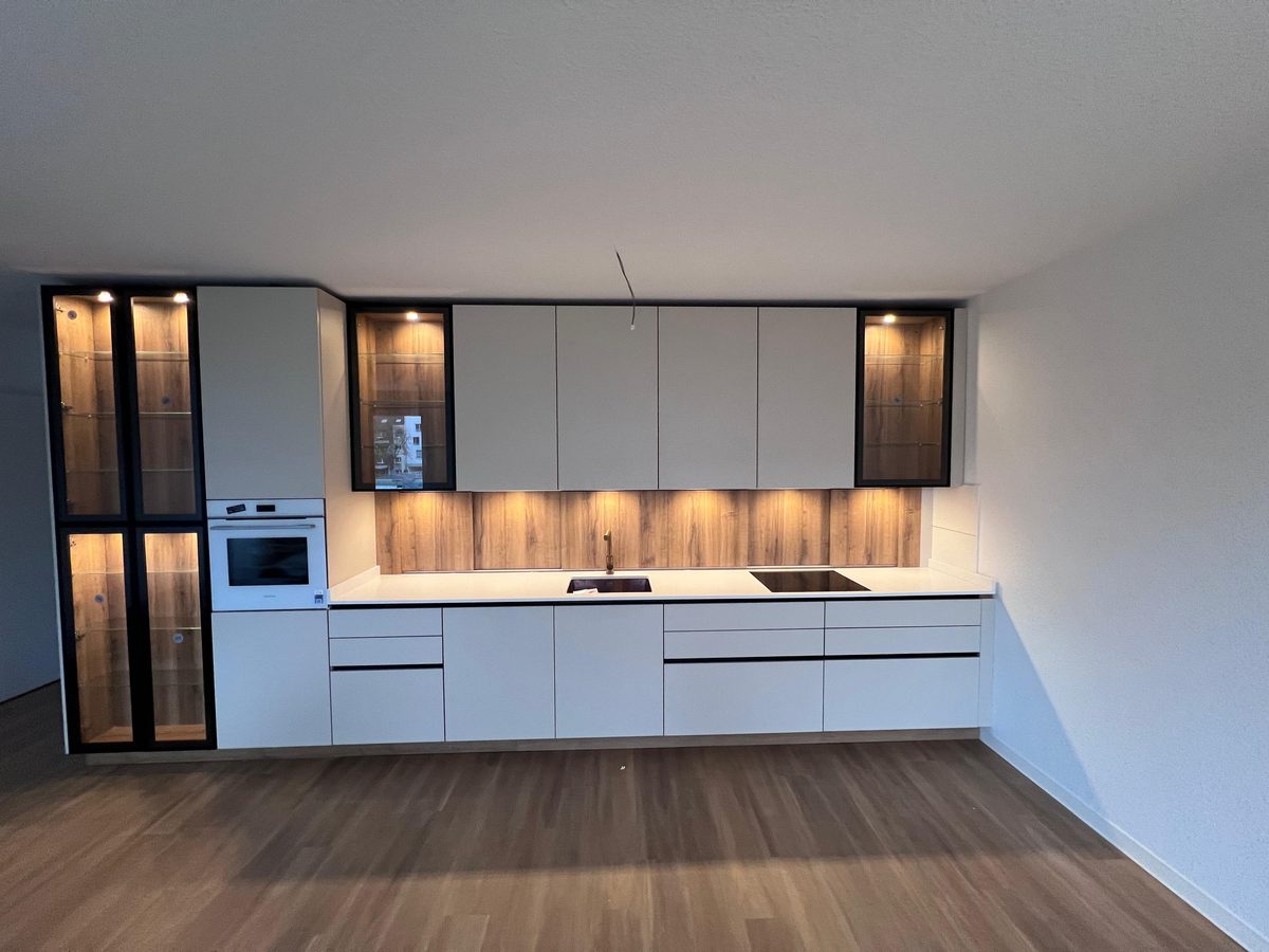 Küche von Tischlerei 71 – Grifflose Küche in Weiß & Holz (2)