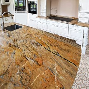 Küche von Tischlerei 71 – Granitarbeitsplatte in Goldtönen