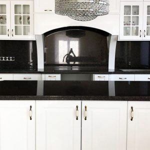 Küche von Tischlerei 71 – Schwarze Granitarbeitsplatte