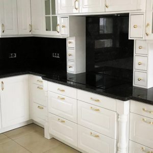 Küche von Tischlerei 71 – Granitarbeitsplatte in Schwarz