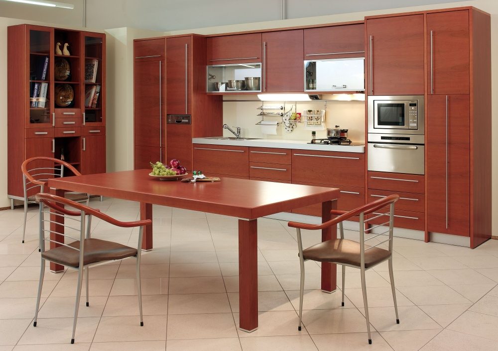 Küche von Tischlerei 71 – Design-Küche in Rot mit Essplatz