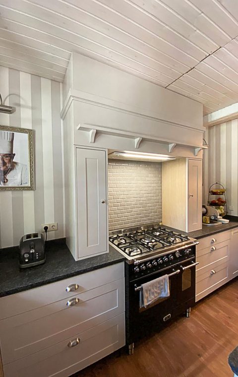 Projekt 06: Weiße Küche mit symmetrischem Kochbereich